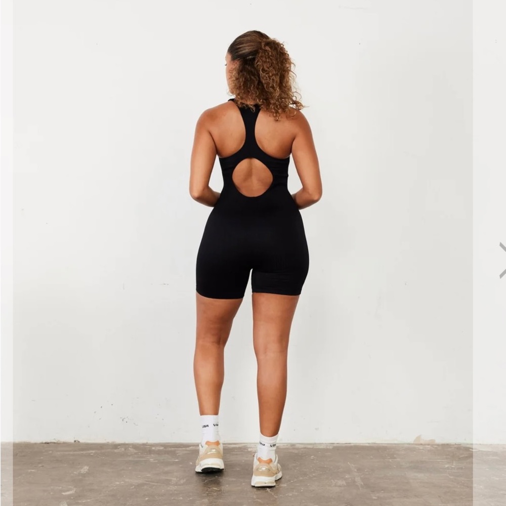 Vanquish Fit Ribbed Keyhole All in One NWT